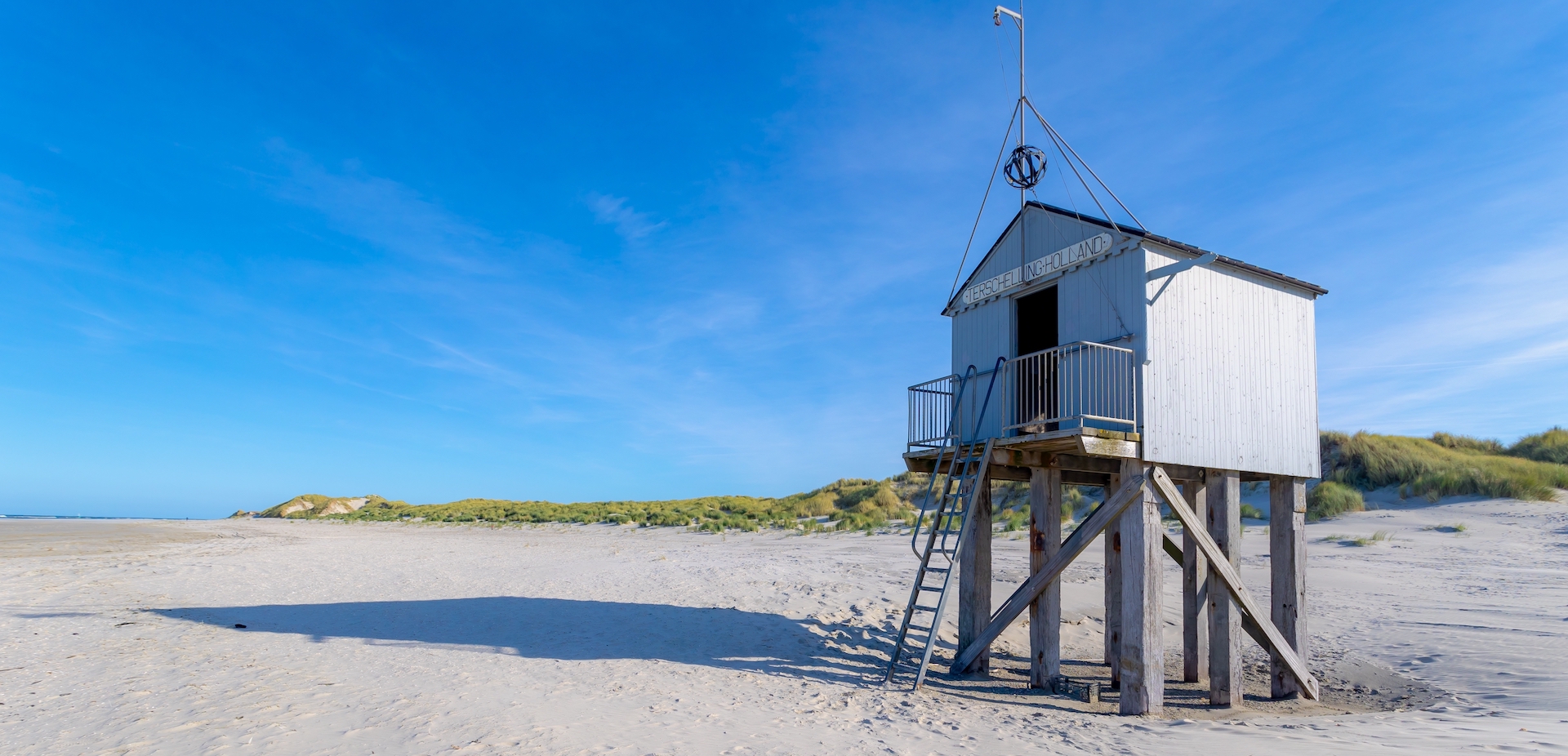 De gespreksgroep bespreekt muurteksten, onder meer van een drenkelingenhuisje