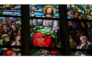 Bergrede, glas-in-lood in een kerk in Stockholm