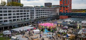 Het Ketelhuisplein tijdens de Dutch Design Week.